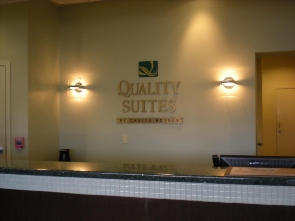 Quality Suites Central Colorado Springs Exterior foto